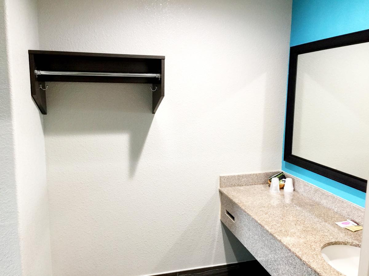 Americas Best Value Inn & Suites Mont Belvieu Houston Eldon Exteriör bild